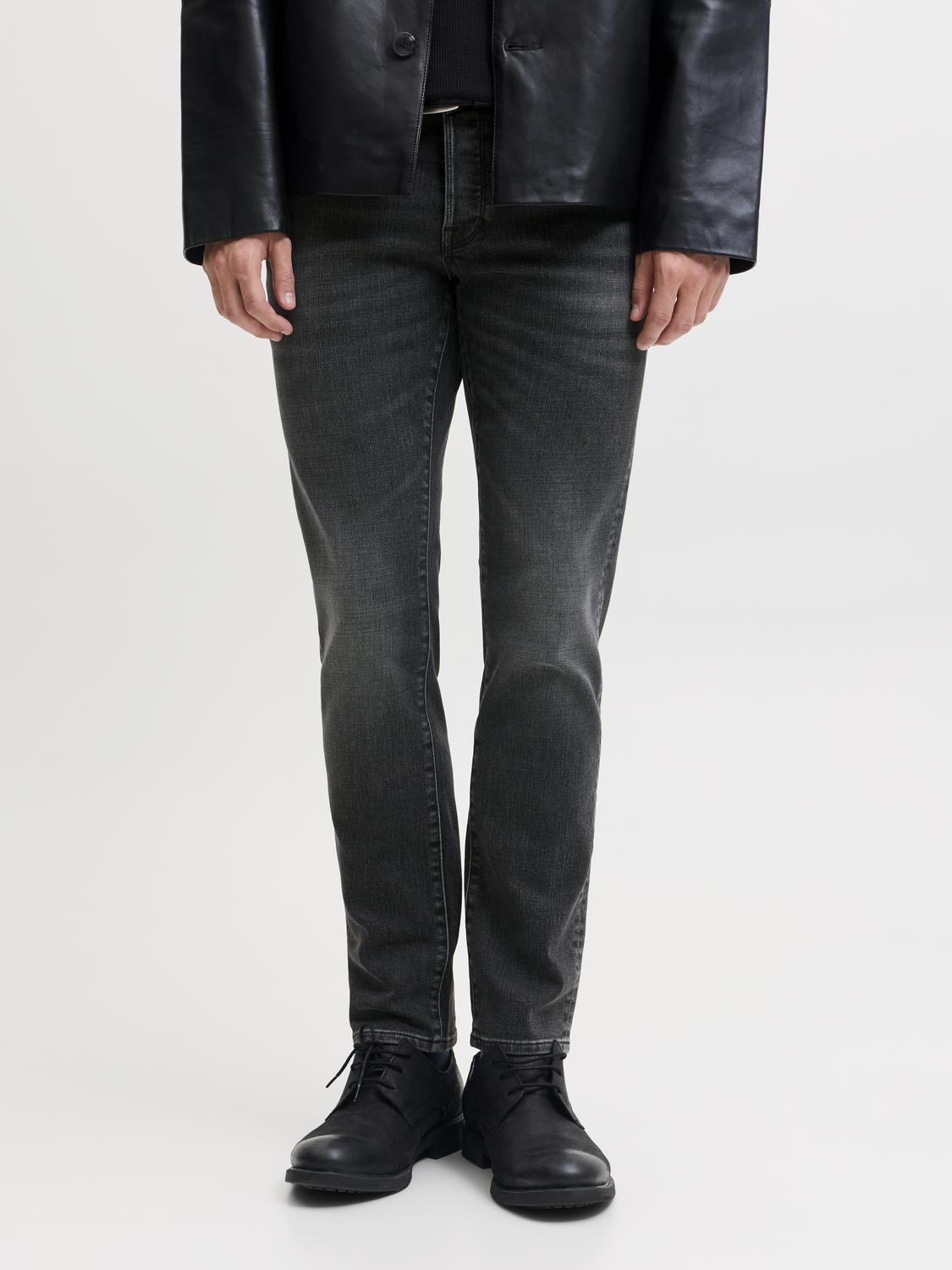 model_shot-front